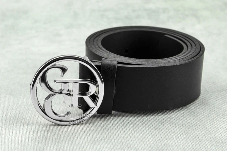 czarny-pasek-skorzany-zwiniety-okragla-klamra-monogram-gracio